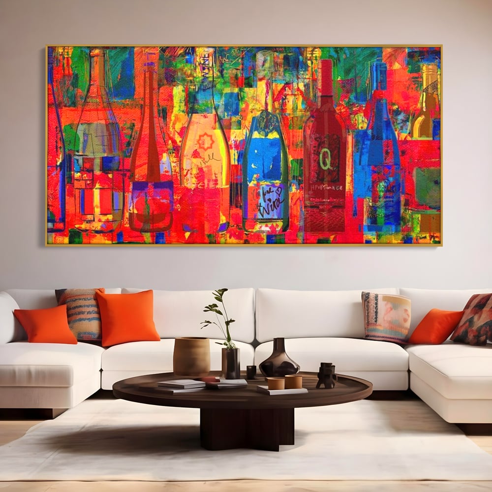 Tablou canvas cu tablou canvas cu sticle colorate de vin, in rama de aluminiu auriu, pe perete intr-un living